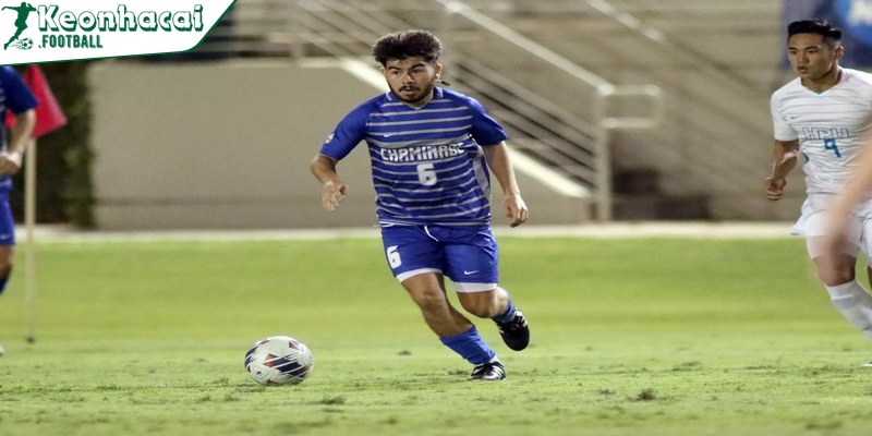 Cầu thủ lùn nhất thế giới theo đánh giá mới hiện nay 2 Daniel Villalva là tiền vệ tấn công thấp nhất chỉ với 1m54