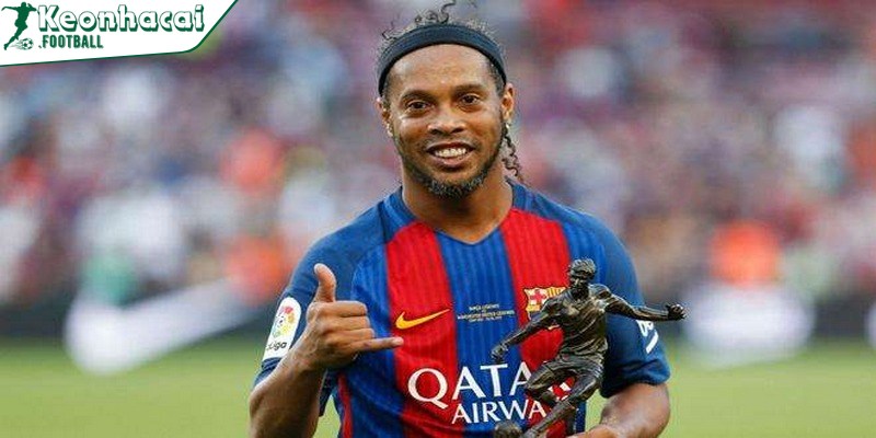 Tiểu sử Ronaldinho - Từ Porto Alegre đến vinh quang toàn cầu 2 Ronaldinho lớn lên trong gia đình có niềm đam mê bóng đá sâu sắc