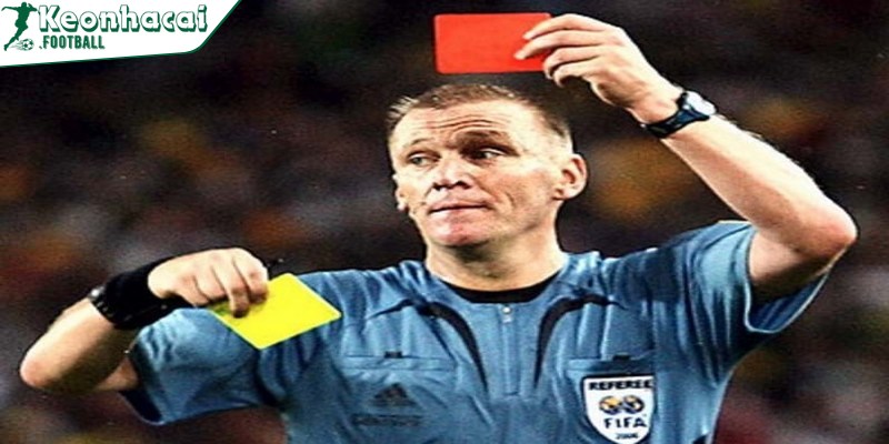 Khái niệm thẻ đỏ là gì - Thuật ngữ phổ biến về bóng đá 4 Trường hợp bị phạt 2 thẻ vàng sẽ tương đương với 1 thẻ đỏ