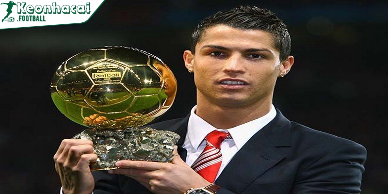5 Quả Bóng Vàng của Ronaldo – Mốc thời gian đáng nhớ 2 1 trong 5 Quả Bóng Vàng của Ronaldo đầu tiên đạt được là vào năm 2008
