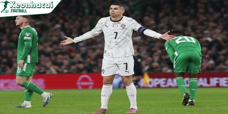 Ronaldo tranh cãi nảy lửa với HLV Ireland sau tấm thẻ đỏ gây sốc 2 Ireland gây sốc khi đánh bại Bồ Đào Nha 2-0